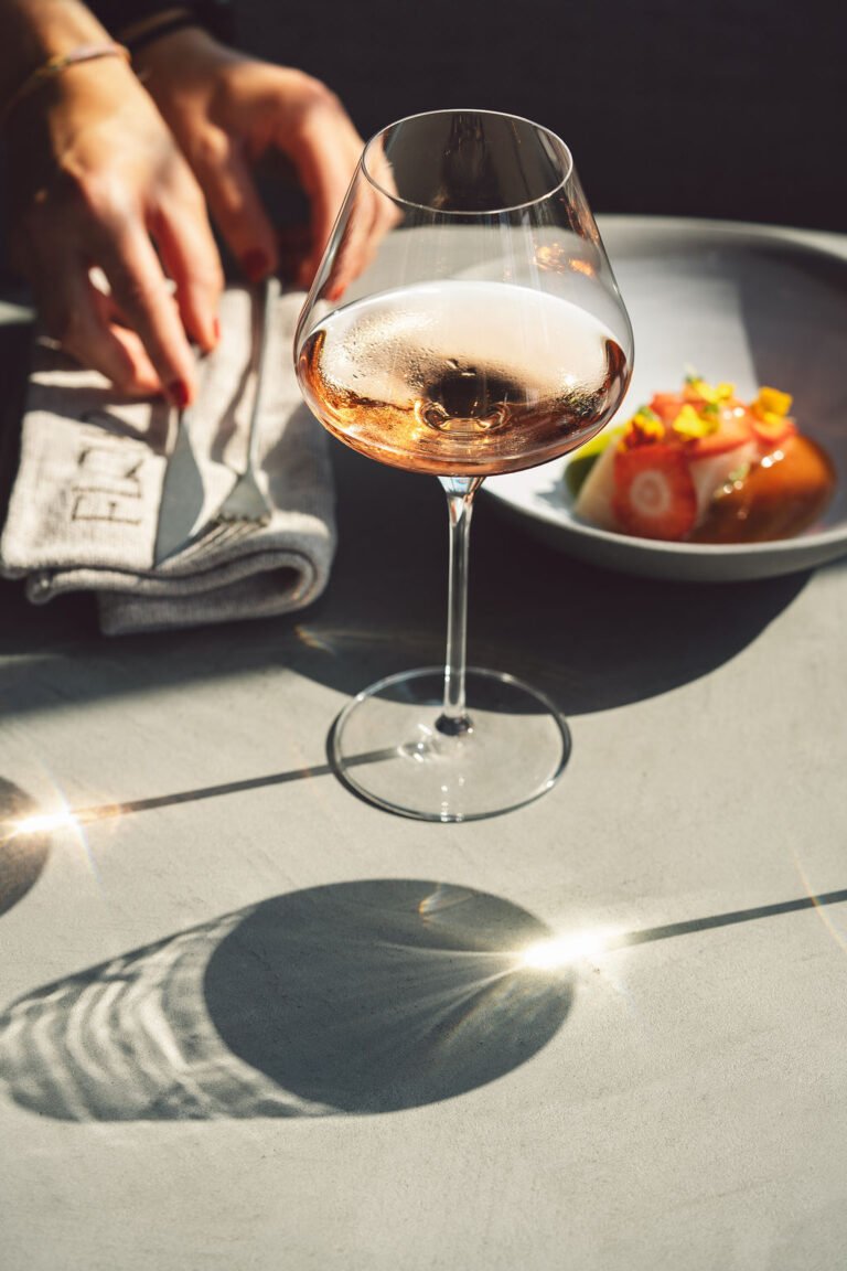 Seizoensgerecht met bietencarpaccio en eetbare bloemen geserveerd op wit bord bij Flow Restaurant Lanaken