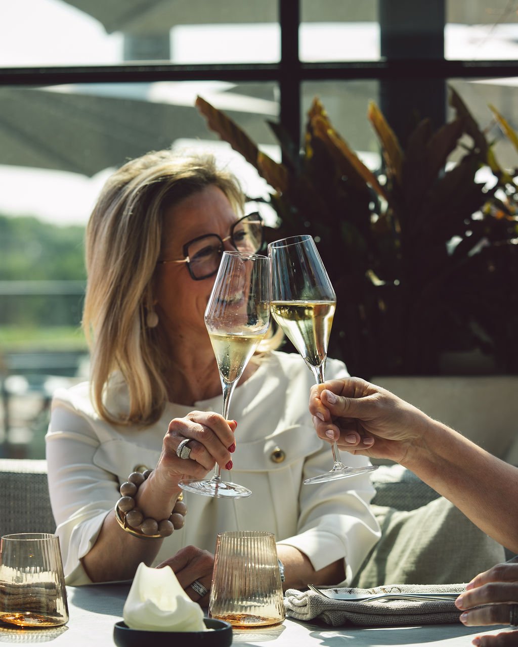 Sfeervolle loungehoek met blauw velours bankmeubilair in het interieur van Flow Restaurant Lanaken