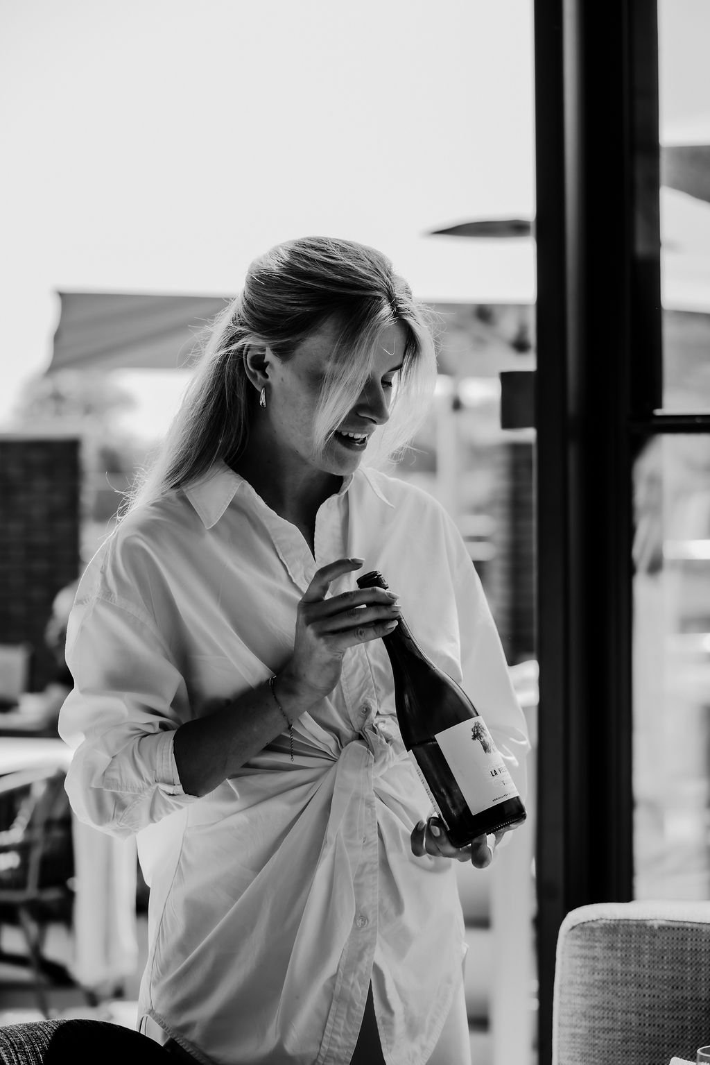 Sfeerbeeld met cocktails en Flow menukaart op donker marmeren tafel tijdens het diner