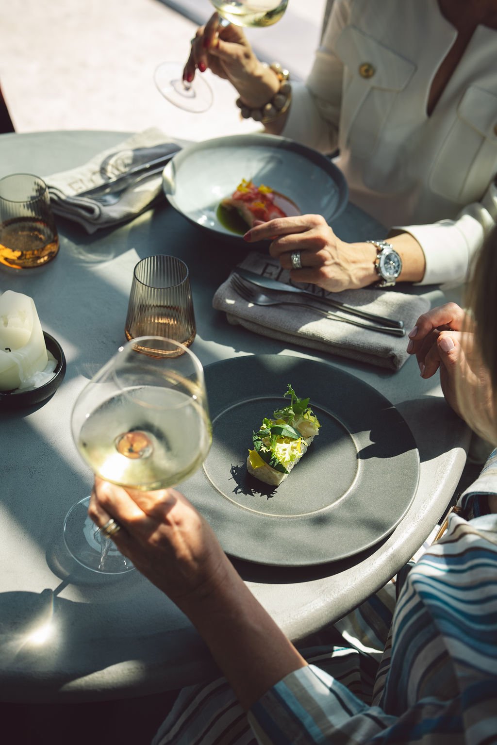 Seizoensgerecht met bietencarpaccio en eetbare bloemen geserveerd op wit bord bij Flow Restaurant Lanaken
