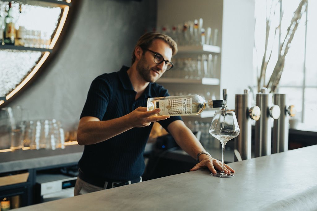 Gast vouwt het Flow servet open naast een verfijnd geplateerd gerecht