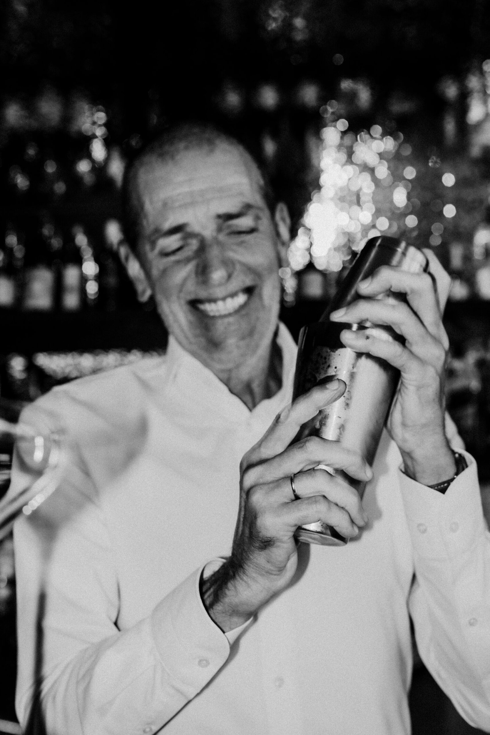 Gasten proosten met wijn en cocktails tijdens een gezellig diner bij Flow Restaurant Lanaken