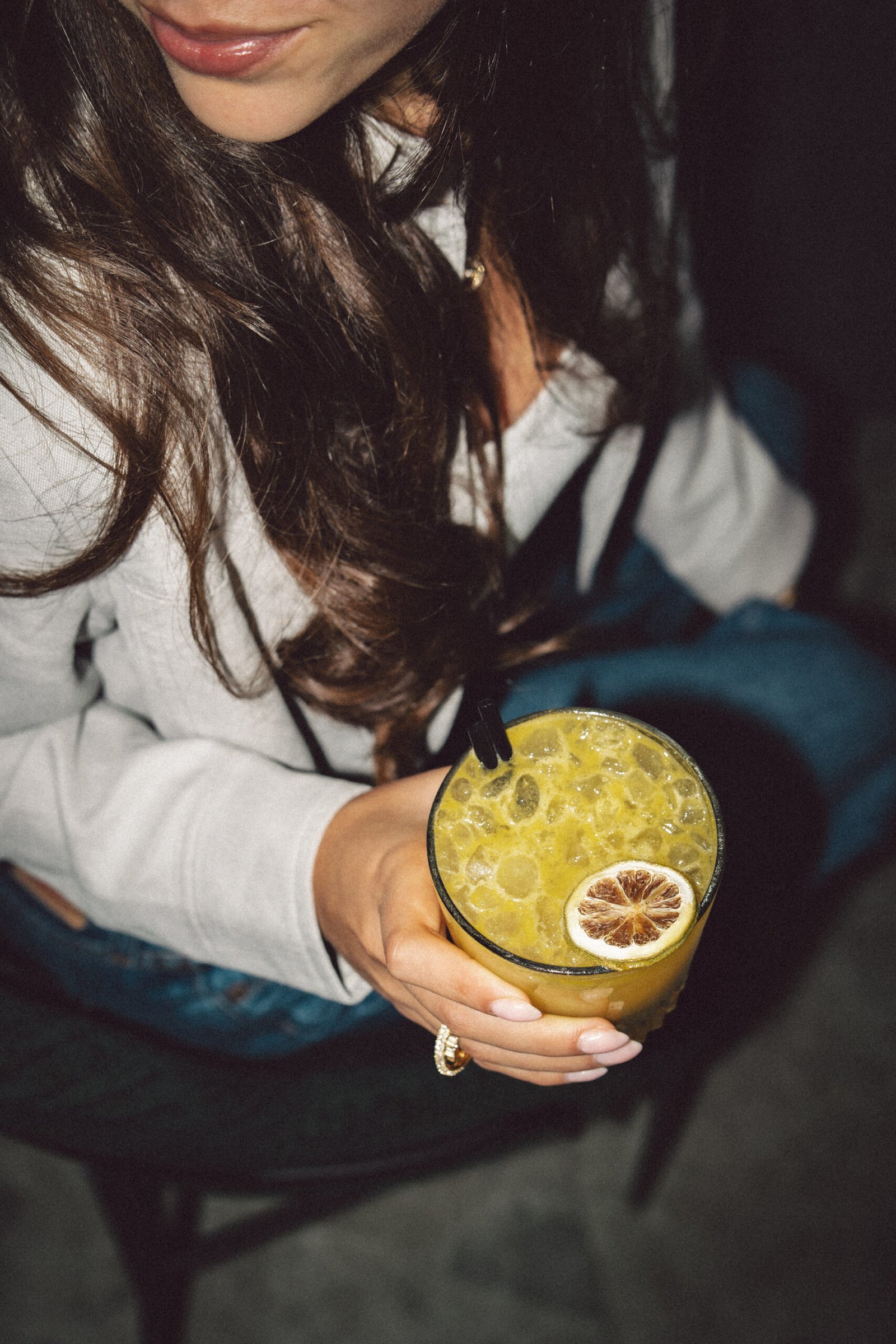 Interieurdetail met rode stoffen bekleding en marmeren tafelrand bij Flow Restaurant Lanaken