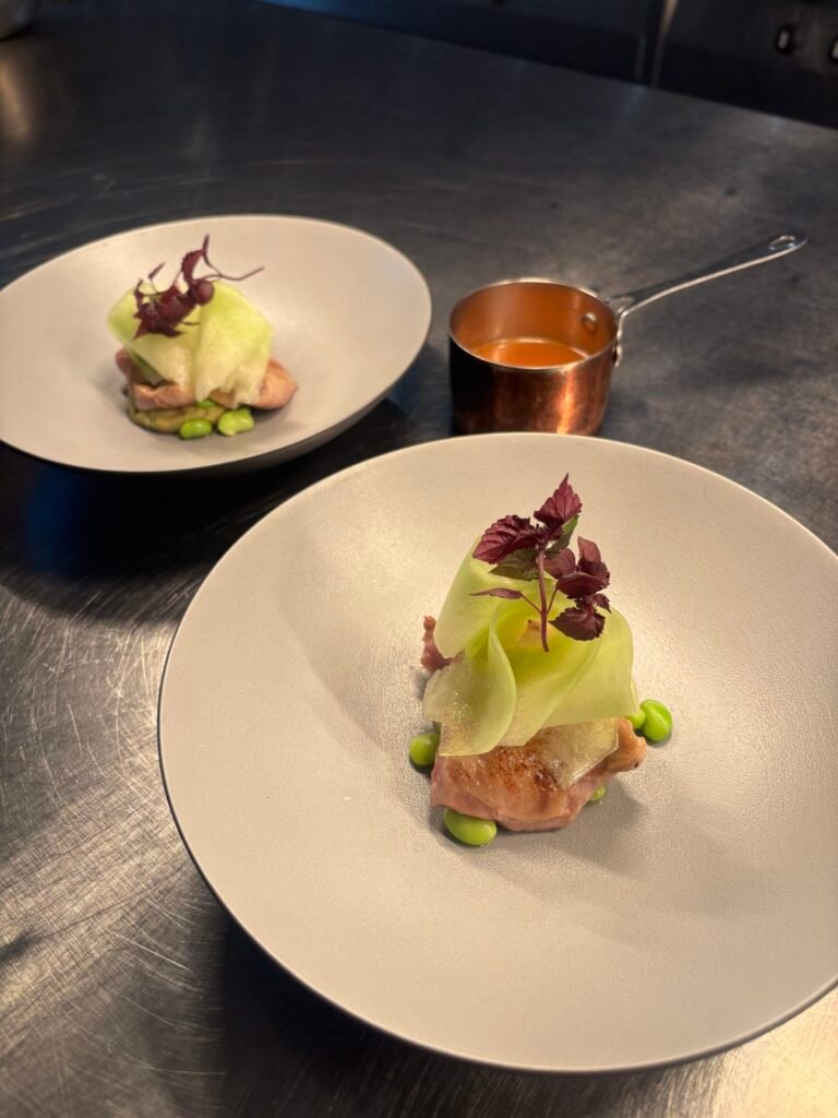 Fijn geplateerd voorgerecht met garnituur op handgemaakt keramisch bord bij Flow Restaurant