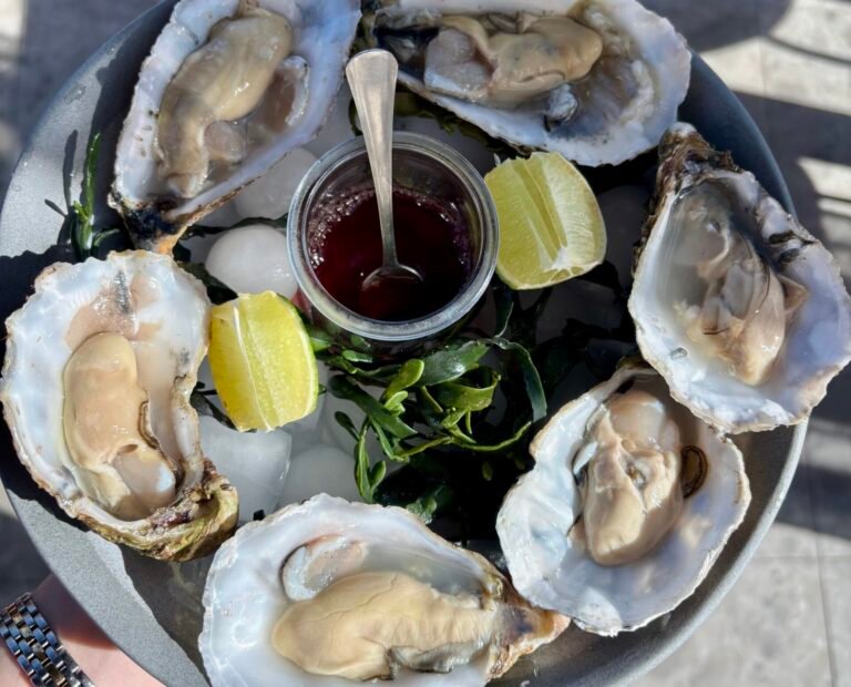 Elegant gedekte tafel met rode wijn en seizoensgerecht bij Flow Restaurant Lanaken
